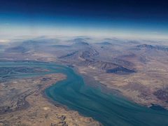 إيران تُهدد بزرع ألغام ووقف الملاحة في الخليج بحال استهداف جزرها أو سواحلها