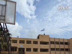 مستوطنون يرفعون علم الاحتلال على مدرسة حوارة الثانوية للبنين، ويخطون شعارات عنصرية على أبوابها وجدرانها.