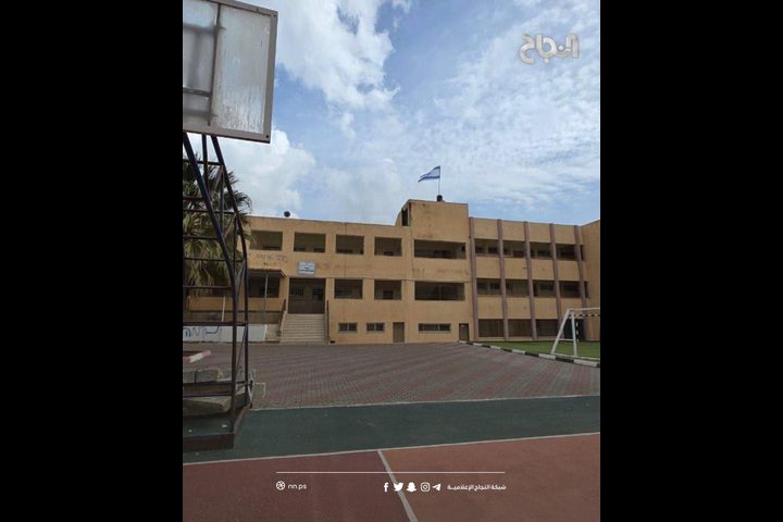 مستوطنون يقتحمون مدرسة في حوارة ويرفعون علم الاحتلال عليها