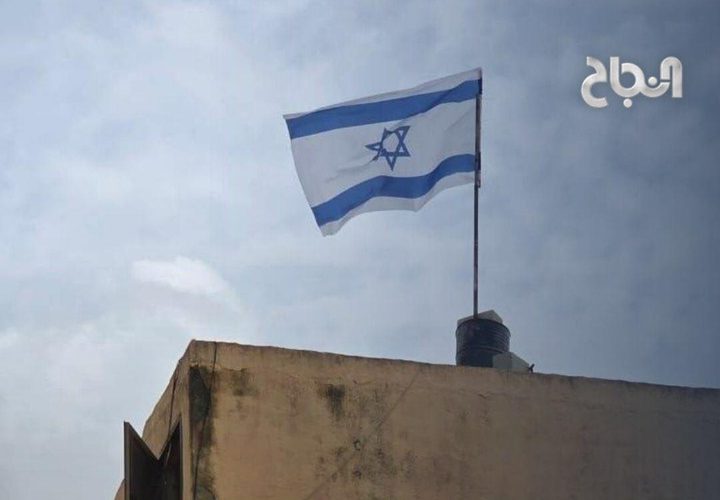 مستوطنون يرفعون علم الاحتلال على مدرسة حوارة الثانوية للبنين، ويخطون شعارات عنصرية على أبوابها وجدرانها.