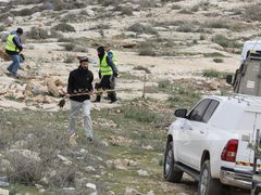 مستوطنون يعتدون على مركبة مواطن في الأغوار الشمالية