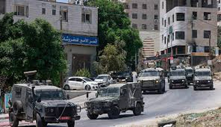 الاحتلال يحتجز فتى ويعتدي عليه بالضرب خلال اقتحام المغير