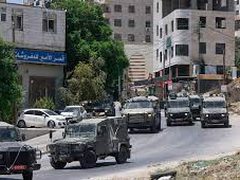 الاحتلال يحتجز فتى ويعتدي عليه بالضرب خلال اقتحام المغير