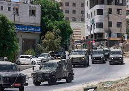 الاحتلال يحتجز فتى ويعتدي عليه بالضرب خلال اقتحام المغير