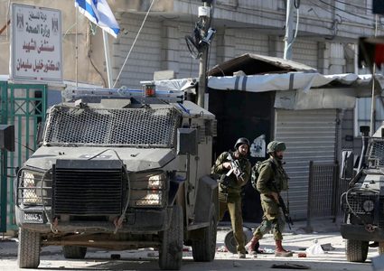 الاحتلال يقتحم مخيم الجلزون ويطلق الرصاص الحي تجاه المواطنين