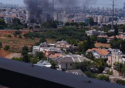 "رؤوس متشظية".. إصابات ودمار كبير بتل أبيب وحيفا بفعل الصواريخ الإيرانية