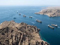 إيران تفرض رسوم عبور على السفن بمضيق هرمز وسط تصاعد التوترات