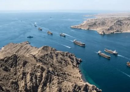إيران تفرض رسوم عبور على السفن بمضيق هرمز وسط تصاعد التوترات