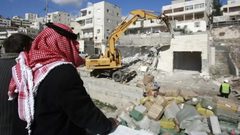 الاحتلال يهدم محال تجارية في بلدة بيت عوا غرب الخليل