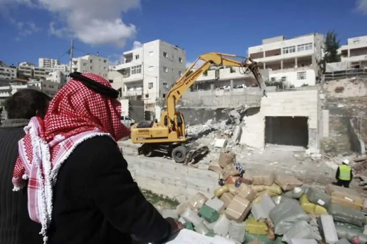 الاحتلال يهدم محال تجارية في بلدة بيت عوا غرب الخليل