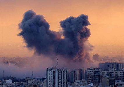 الحرب في يومها الـ25: هجمات متبادلة وغارات مكثفة في عمق طهران