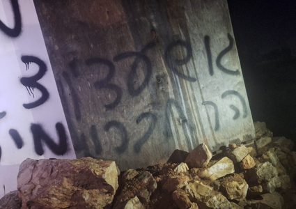 مستوطنون يحرقون مسكنا في مسافر يطا جنوب الخليل