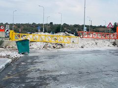 الاحتلال يضع مكعبات إسمنتية عند مداخل منازل المواطنين في دير بلوط