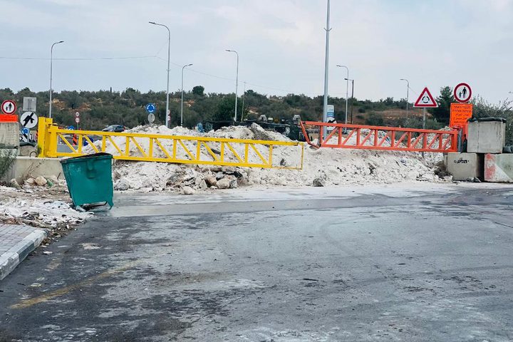 الاحتلال يضع مكعبات إسمنتية عند مداخل منازل المواطنين في دير بلوط