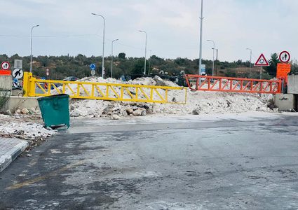 الاحتلال يضع مكعبات إسمنتية عند مداخل منازل المواطنين في دير بلوط