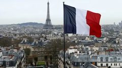 فرنسا تجمد النظر في استئناف طلبات اللجوء من لبنان وإيران