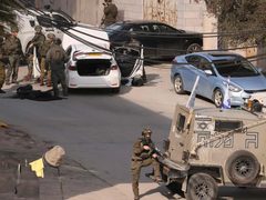 قوات الاحتلال تعتدي على أسير محرر وتستولي على مركبة غرب الخليل