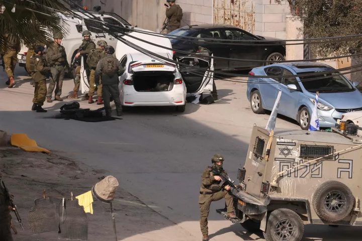 قوات الاحتلال تعتدي على أسير محرر وتستولي على مركبة غرب الخليل