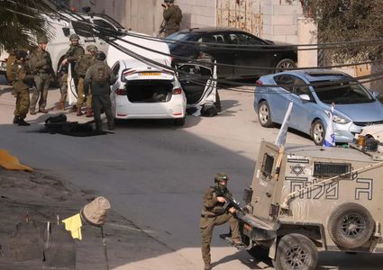 قوات الاحتلال تعتدي على أسير محرر وتستولي على مركبة غرب الخليل