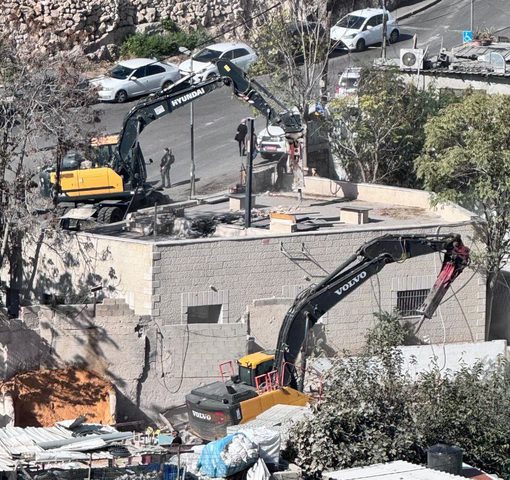 الاحتلال يهدم سور منزل وجزءا من معرض سيارات جنوب جنين