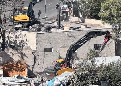 الاحتلال يهدم سور منزل وجزءا من معرض سيارات جنوب جنين