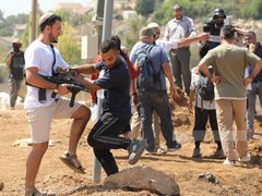 إصابة خمسة مواطنين بجروح في هجوم للمستوطنين على مخماس شمال شرق القدس المحتلة