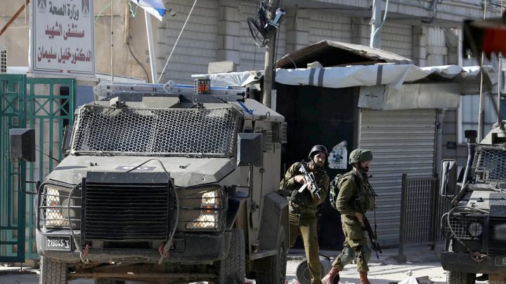 إصابات إثر إطلاق الاحتلال الرصاص على عدة مركبات وملاحقتها وانقلابها جنوب الخليل