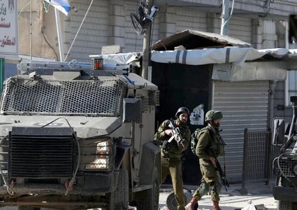 إصابات إثر إطلاق الاحتلال الرصاص على عدة مركبات وملاحقتها وانقلابها جنوب الخليل