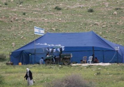 مستوطنون ينصبون خيمة لإغلاق منشأة صناعية شمال رام الله