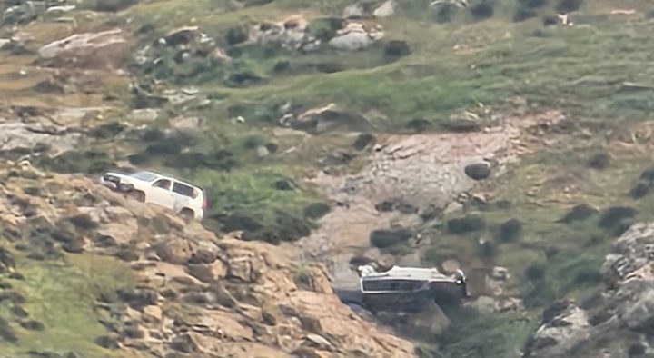 شهيد وإصابات إثر إطلاق الاحتلال الرصاص على عدة مركبات وملاحقتها جنوب الخليل