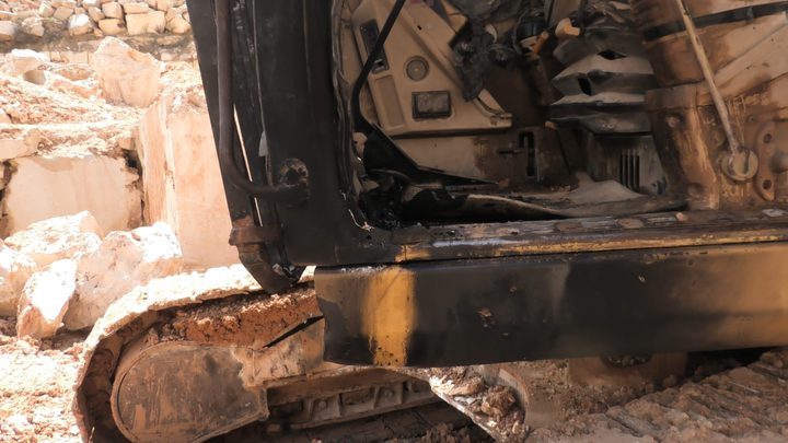 مستوطنون يحرقون جرافتين ببلدة سعير شمال شرق الخليل