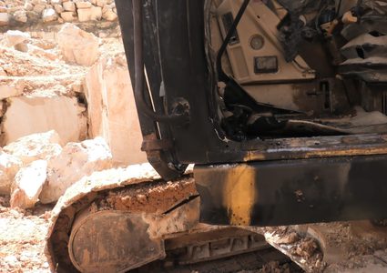 مستوطنون يحرقون جرافتين ببلدة سعير شمال شرق الخليل