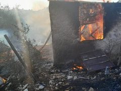 مستوطنون يحرقون غرفة زراعية شرق قلقيلية