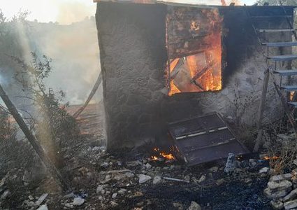 مستوطنون يحرقون غرفة زراعية شرق قلقيلية