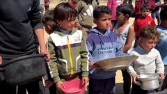 بين الجوع والغلاء: نازحو غزة يواجهون أزمة معيشية خانقة