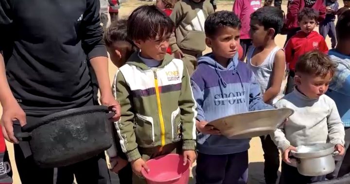 بين الجوع والغلاء: نازحو غزة يواجهون أزمة معيشية خانقة