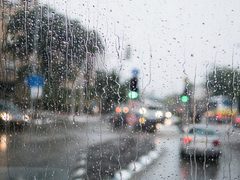 منخفض جوي مصحوب بكتلة هوائية باردة وأمطار على معظم المناطق