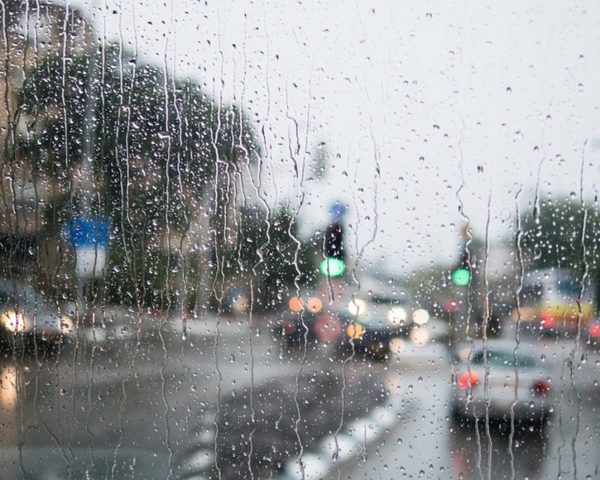 منخفض جوي مصحوب بكتلة هوائية باردة وأمطار على معظم المناطق