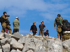 أهالي بلدة مخماس يتصدون لهجوم مستوطنين شمال القدس المحتلة