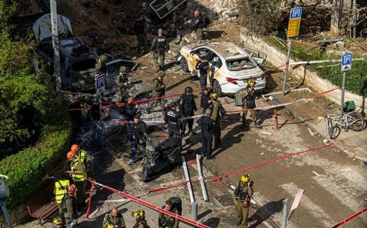 إيران تستهدف وسط إسرائيل بأربع دفعات صاروخية خلال ساعتين