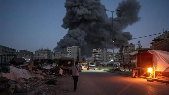 أضرار وانهيار أجزاء من برج الشوا والحصري في حي الرمال جراء قصف إسرائيلي