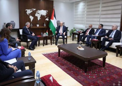 رئيس الوزراء يبحث مع الممثل الأوروبي لعملية السلام آخر المستجدات