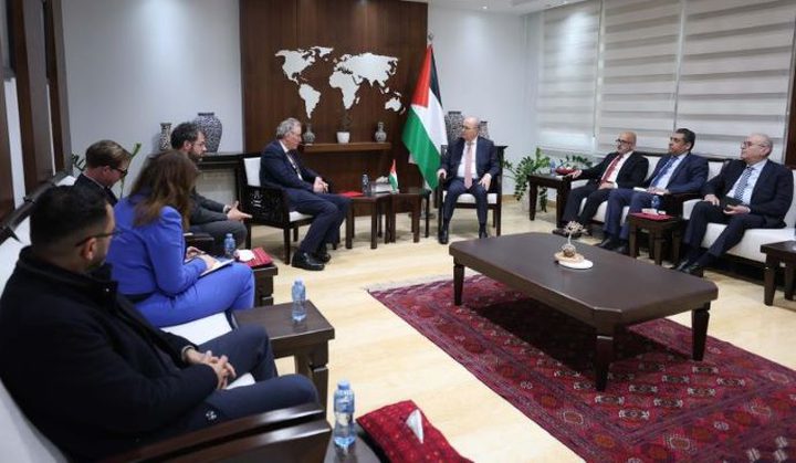 رئيس الوزراء يبحث مع الممثل الأوروبي لعملية السلام آخر المستجدات