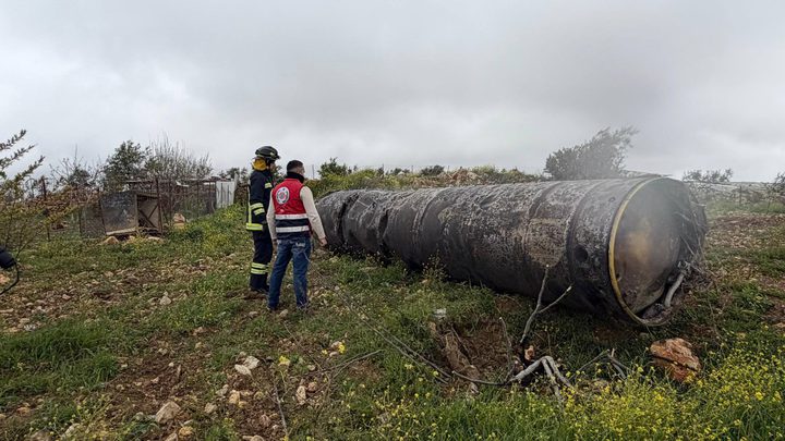 الشرطة الفلسطينية تتعامل مع شظايا صواريخ سقطت في عدة مناطق برام الله
