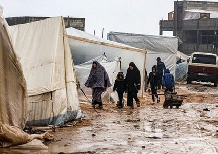 الأمطار تغرق خيام النازحين والقصف المدفعي مستمر وراء الخط الأصفر