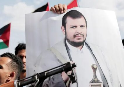 عبد الملك الحوثي يلوّح بالانخراط في الحرب إلى جانب إيران