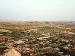 مستوطنون يضعون بيتا متنقلا ومرفقات ثروة حيوانية قرب تياسير