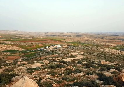 مستوطنون يضعون بيتا متنقلا ومرفقات ثروة حيوانية قرب تياسير