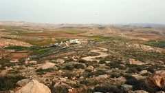 مستوطنون يضعون بيتا متنقلا ومرفقات ثروة حيوانية قرب تياسير