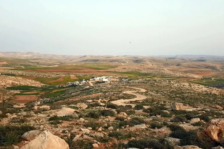 مستوطنون يضعون بيتا متنقلا ومرفقات ثروة حيوانية قرب تياسير